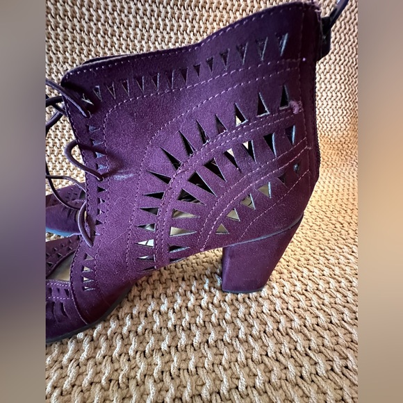 Burgundy heel boots - Picture 10 of 10